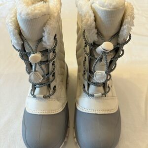 Little girls Snow Boots with Fur-Lined Inside Size 2